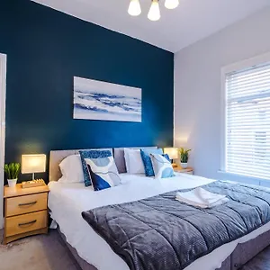 Queens Avenue - - Sleeps 9 , Chester United Kingdom