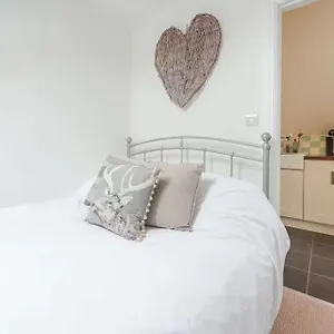 Cosy Village In With Parking , Nottingham United Kingdom